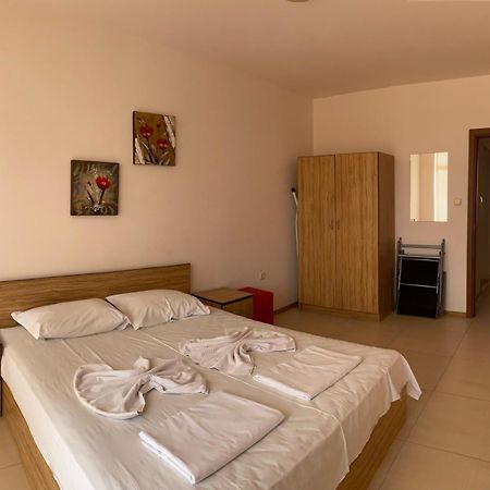 Grand Kamelia Apartments Pantai Sunny Bagian luar foto