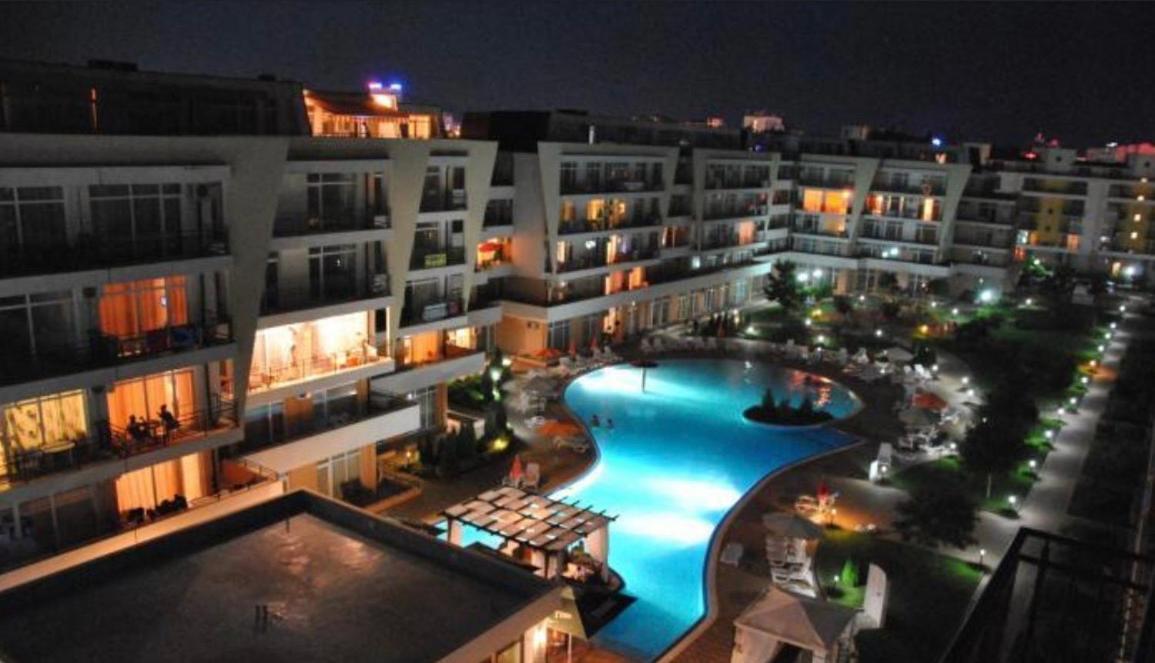 Grand Kamelia Apartments Pantai Sunny Bagian luar foto