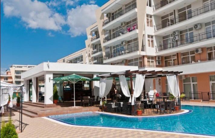 Grand Kamelia Apartments Pantai Sunny Bagian luar foto