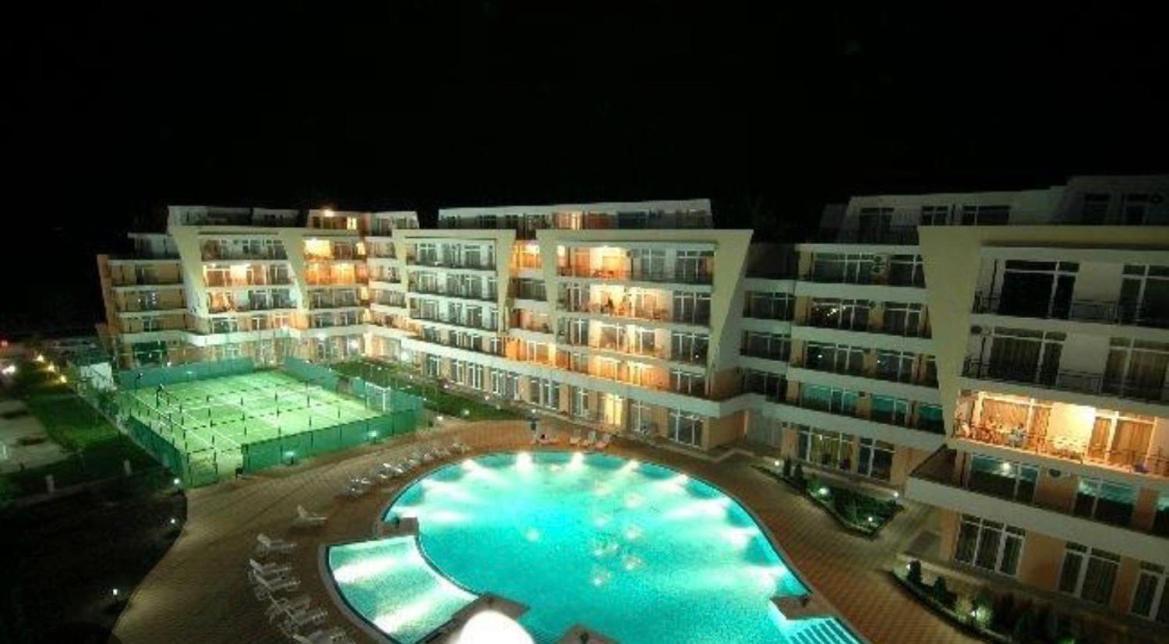 Grand Kamelia Apartments Pantai Sunny Bagian luar foto