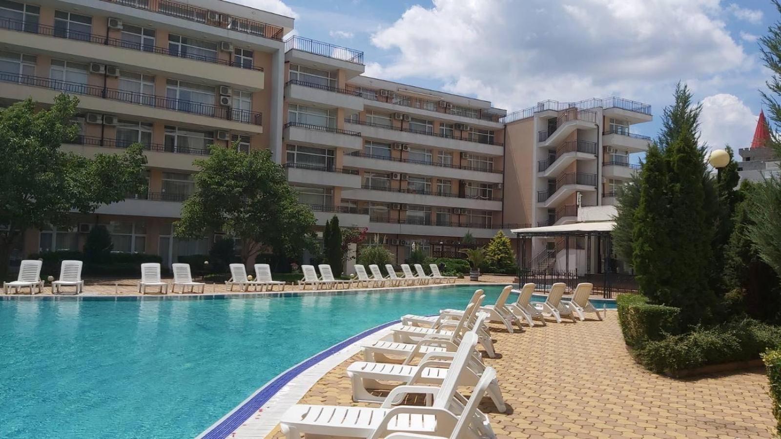 Grand Kamelia Apartments Pantai Sunny Bagian luar foto