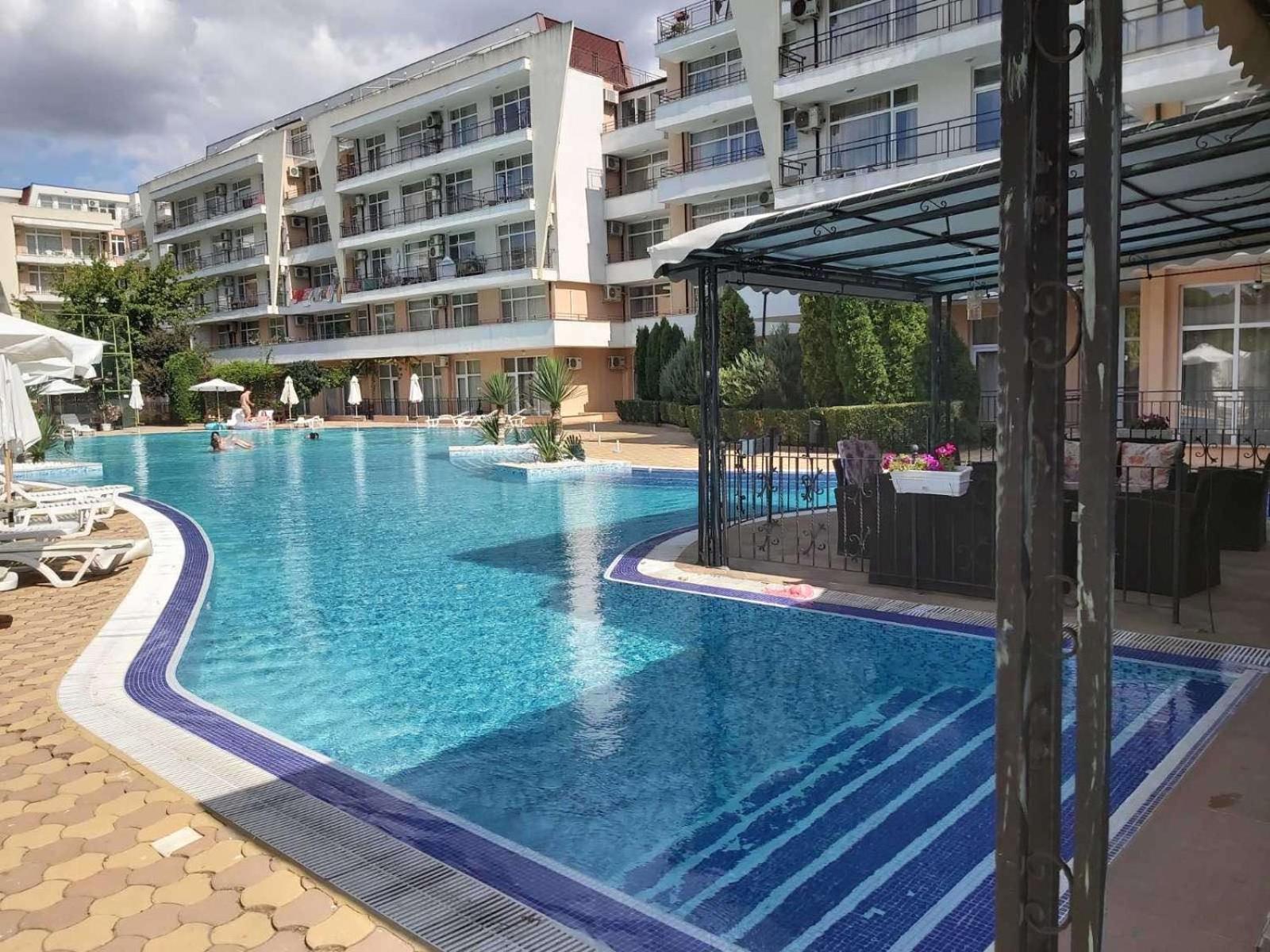 Grand Kamelia Apartments Pantai Sunny Bagian luar foto