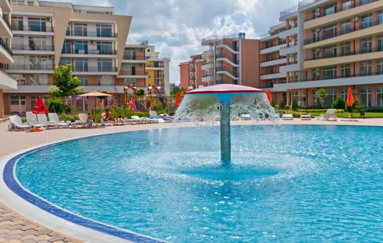 Grand Kamelia Apartments Pantai Sunny Bagian luar foto