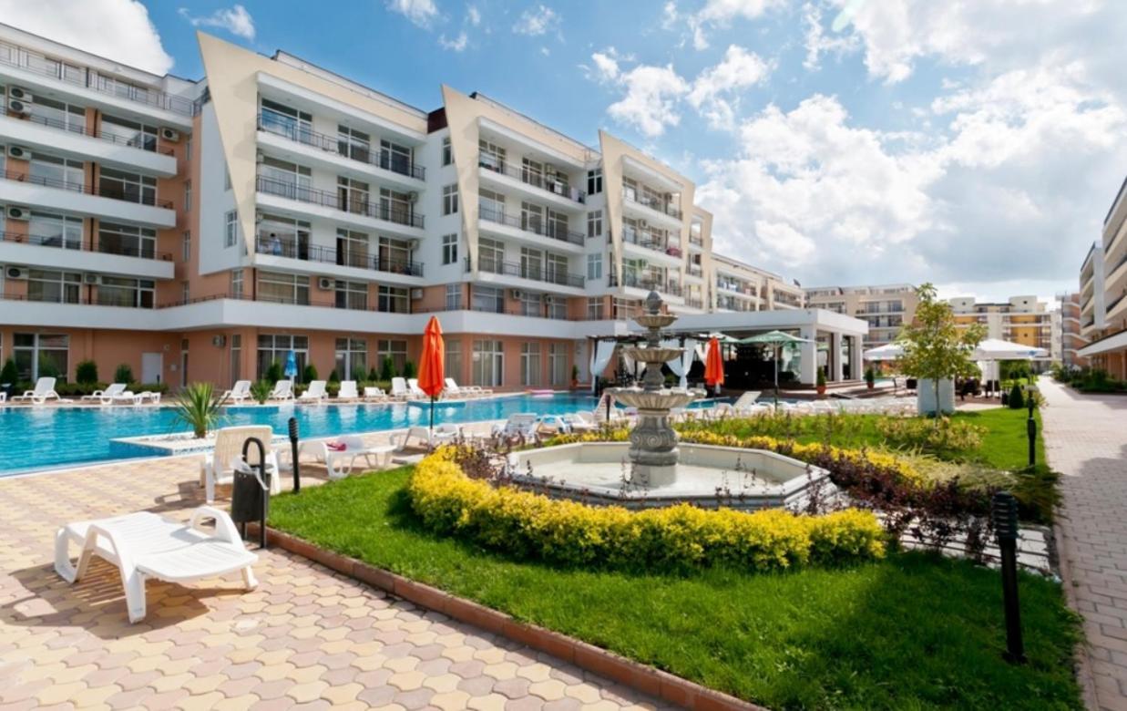Grand Kamelia Apartments Pantai Sunny Bagian luar foto