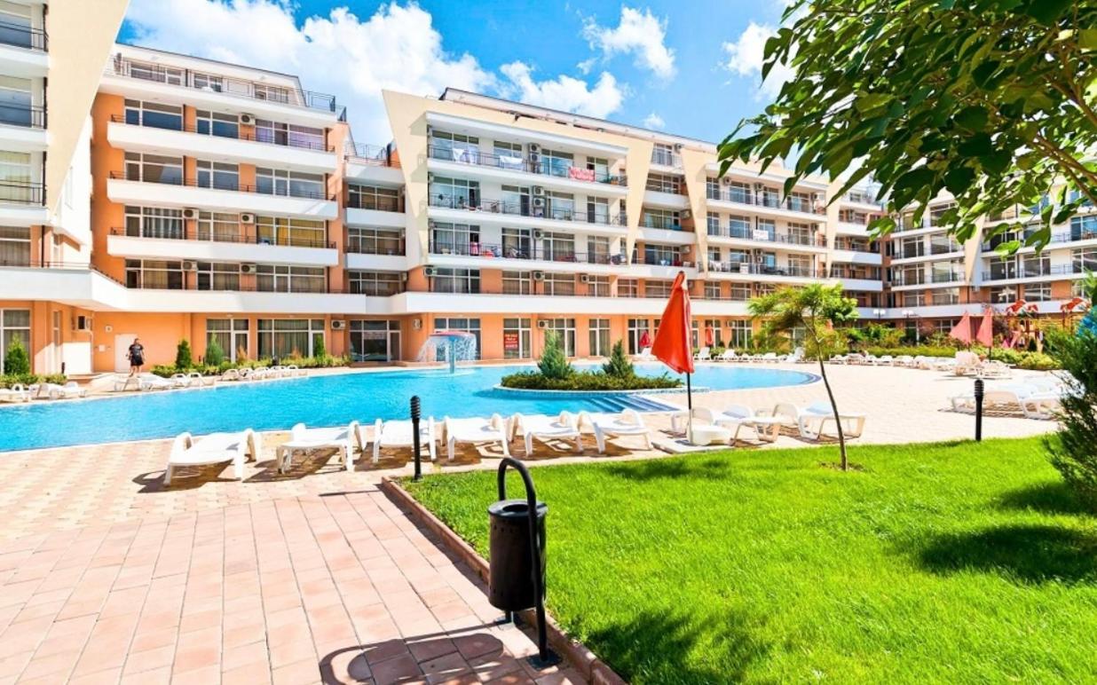 Grand Kamelia Apartments Pantai Sunny Bagian luar foto