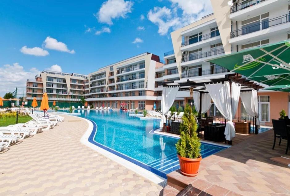 Grand Kamelia Apartments Pantai Sunny Bagian luar foto